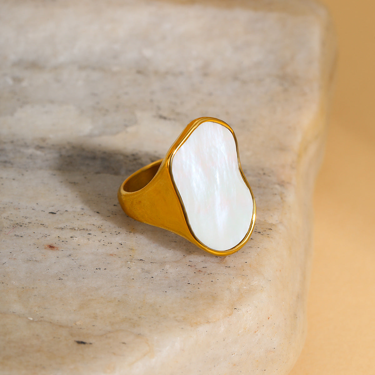 Advanced Design Fritillary Titanium Steel Ring Non Fading 18K Gold Plating Niche Hand Jewelry
